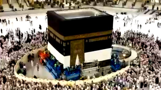 فيديو- رفع ستار الكعبة المشرفة استعدادًا لموسم الحج