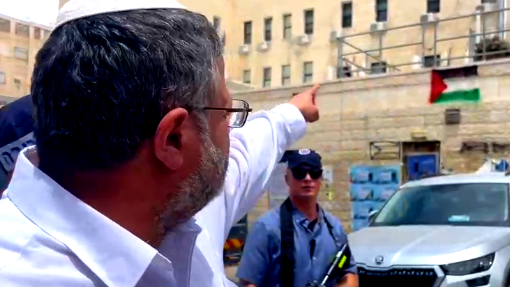 بعدما رأى أعلام فلسطين!| القدس: المتطرّف بن غفير وزوجته يتعرضان للاعتداء من قبل حركة "ناتوري كارتا" في بيت شيمش