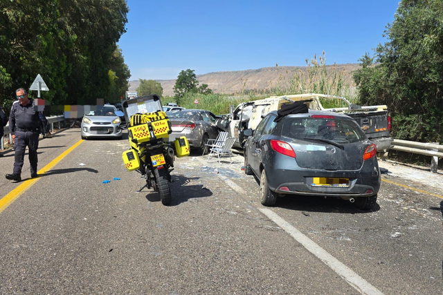 إصابة شابين بجراح خطيرة وآخر بجراح متوسطة إثر حادث سير بين مركبتين على شارع 98 قرب طبريا