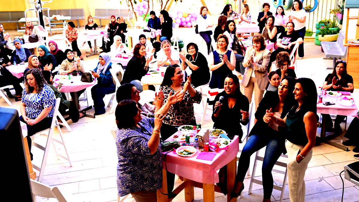 الناصرة: مدرسة نعمات تجمع الأمهات في لقاء دافئ لتعميق الشراكة بين المدرسة والبيت