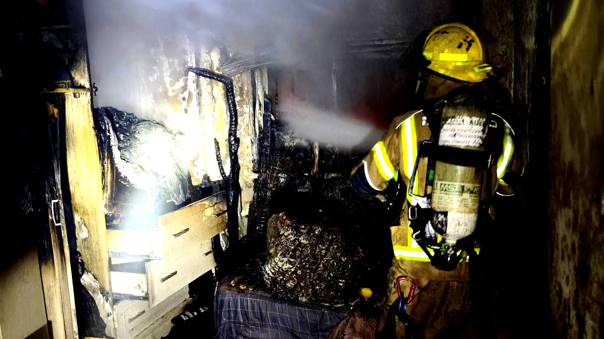 الرملة: اندلاع حريق في شقة سكنية وإصابة طفلين جراء استنشاق الدخان