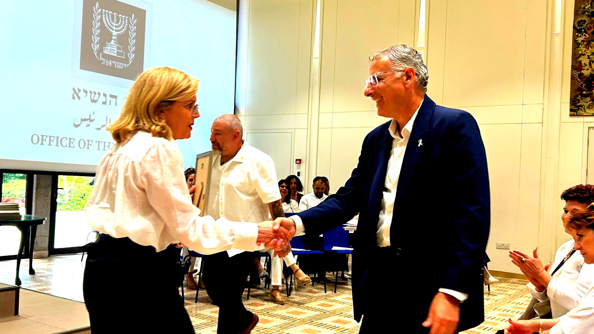 تكريم الممرض محمد أبو مخ بوسام رئيس الدولة تقديرًا لعطائه الاستثنائي خلال الحرب