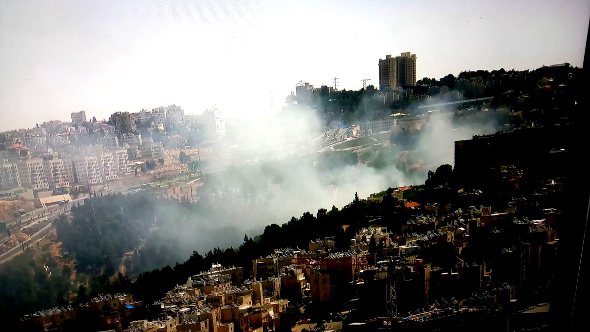 حريق كبير يهدد المنازل قرب شارع 9 في القدس.. 10 طواقم إطفاء وإنقاذ معززة بطائرات تعمل على اخماده