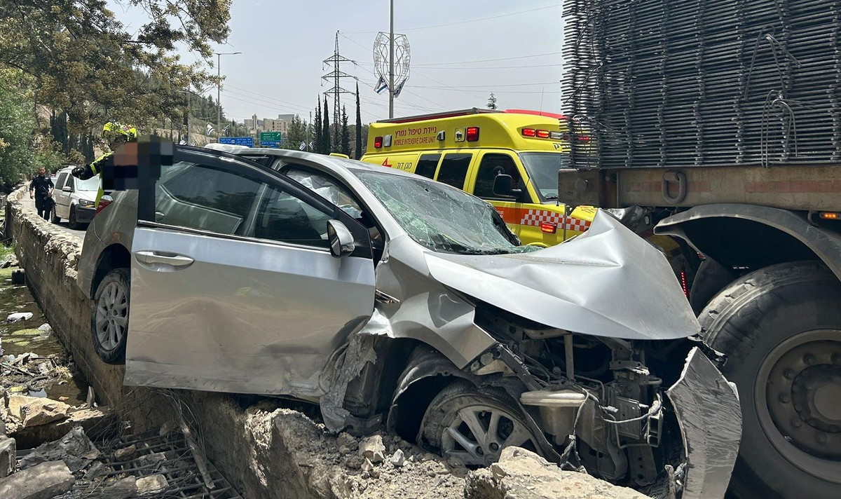 اصابة متوسطة لشاب (24 عاما) بحادث طرق بين شاحنة وسيارة في القدس