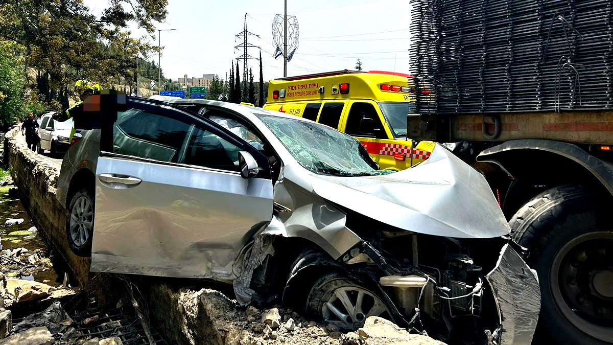 اصابة متوسطة لشاب (24 عاما) بحادث طرق بين شاحنة وسيارة في القدس