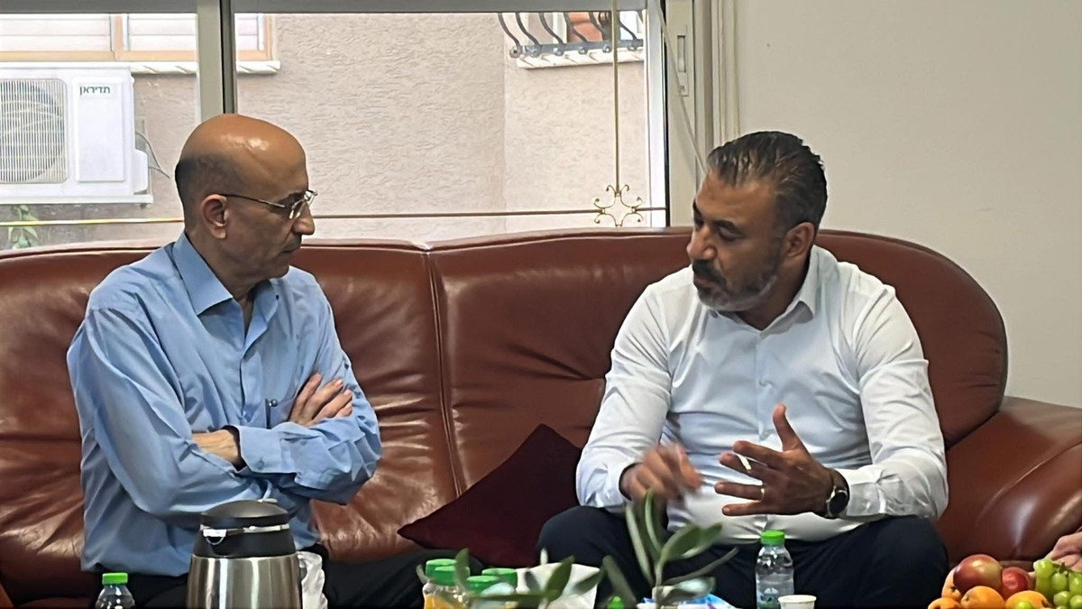 اللقاء الأول بين المحامي نمير إدلبـي والصحفي سعيد حسنين بعد الإفراج المشروط