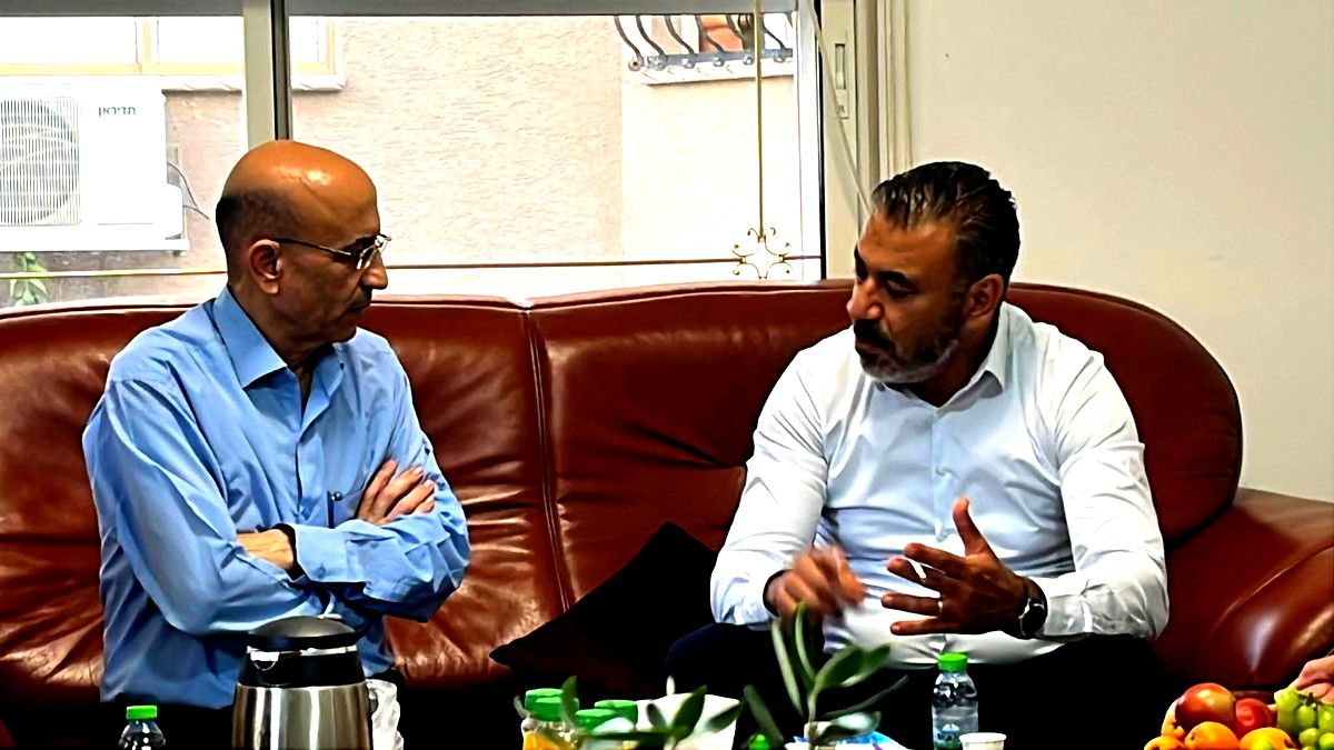 اللقاء الأول بين المحامي نمير إدلبـي والصحفي سعيد حسنين بعد الإفراج المشروط