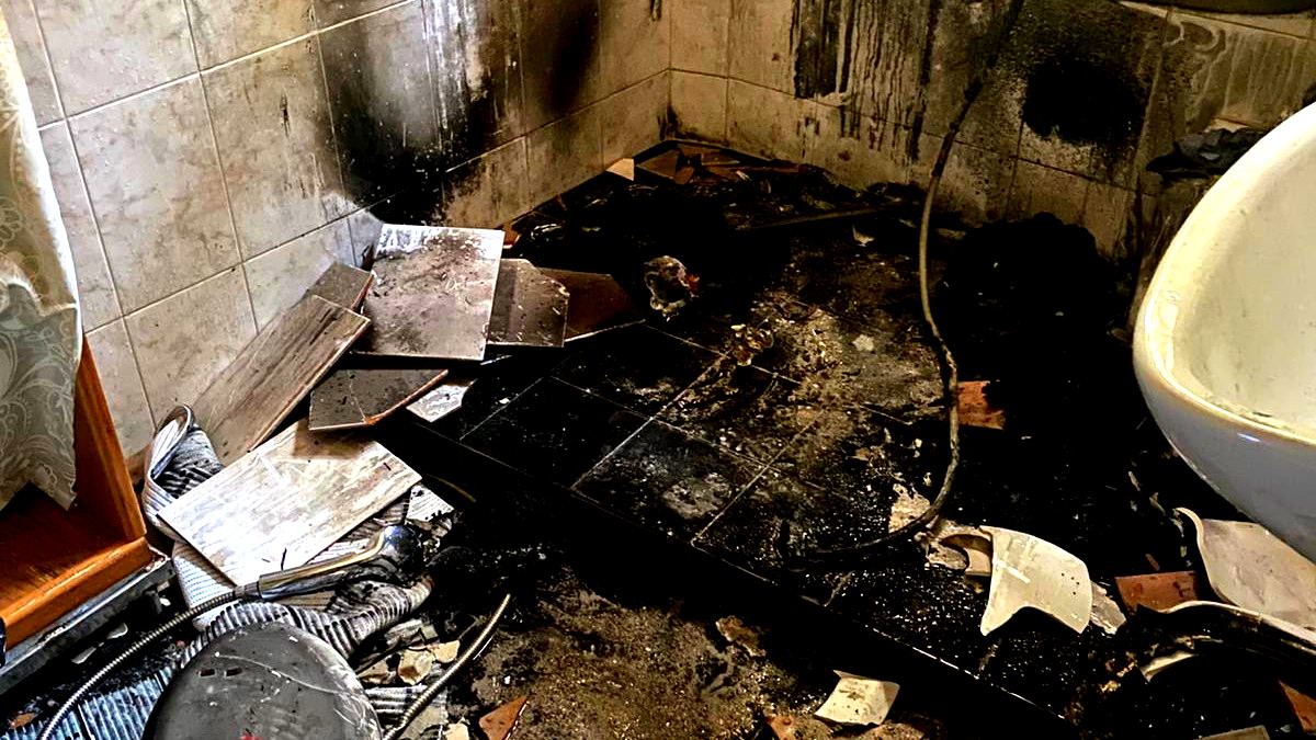 أضرار جسيمة بعد إندلاع حريق داخل منزل في مدينة حيفا... لم تسجل إصابات