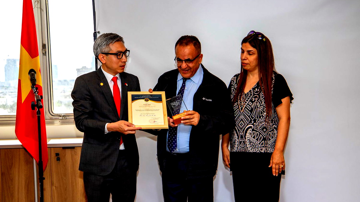 الحزب الشيوعي الفيتنامي يكرم الصحفي خالد خليفة ويمنحه جائزته الثالثة دولية 