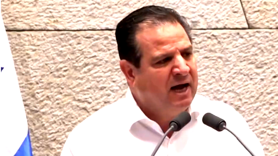  النائب أيمن عودة يقدّم اقتراح قانون تجريم إنكار النكبة في الكنيست ورئيس الجلسة يأمر بإنزاله عن المنصّة بالقوة