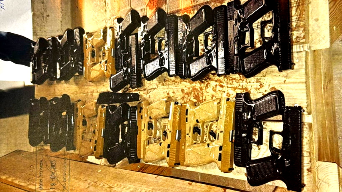 بعد مطاردة شرطية- جنوب البلاد: اتهام شخص بتهريب 81 قطعة سلاح من الأردن