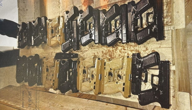 بعد مطاردة شرطية- جنوب البلاد: اتهام شخص بتهريب 81 قطعة سلاح من الأردن