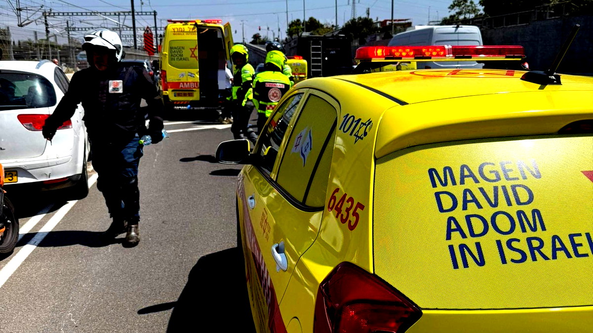 إصابة شاب (40 عامًا) بجروح خطيرة إثر اصطدام مركبة بدراجة هوائية في منطقة المركز