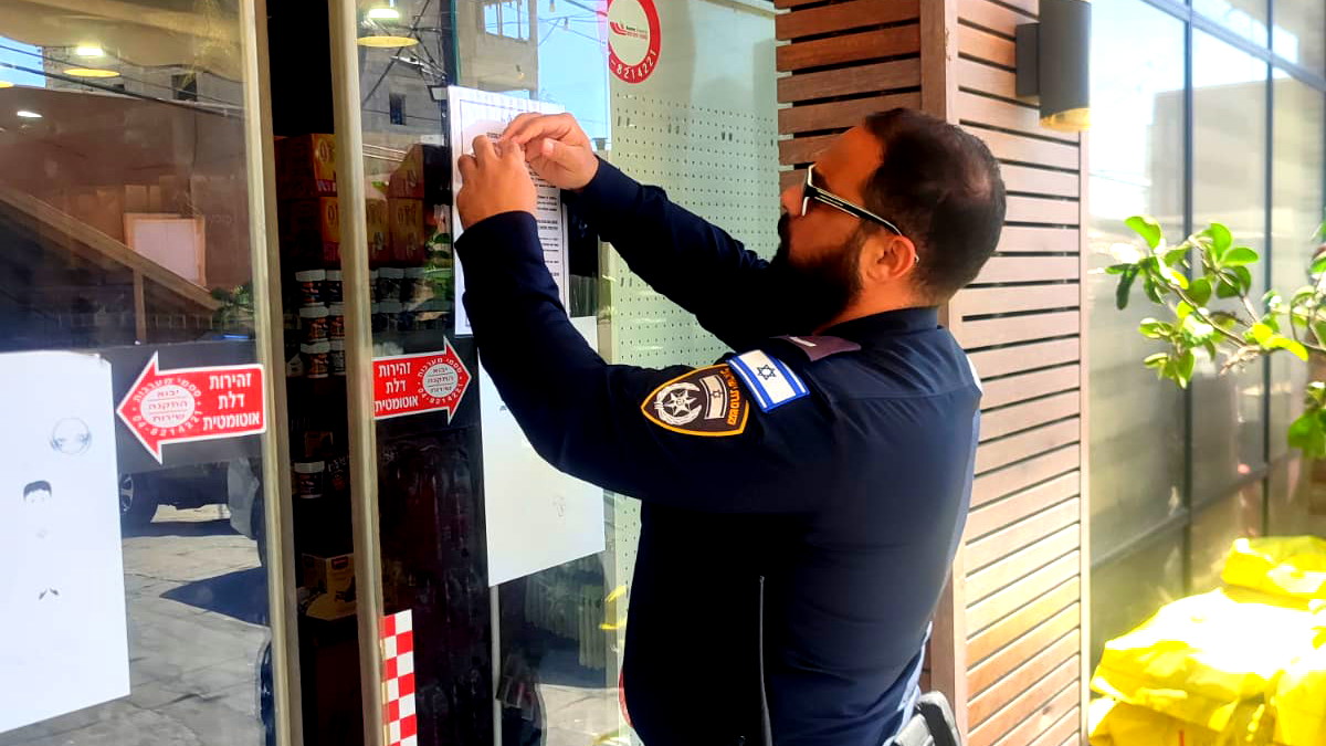 الشرطة تغلق مخبز ودكان بعد ضبط عامل من الضفة دون تصريح