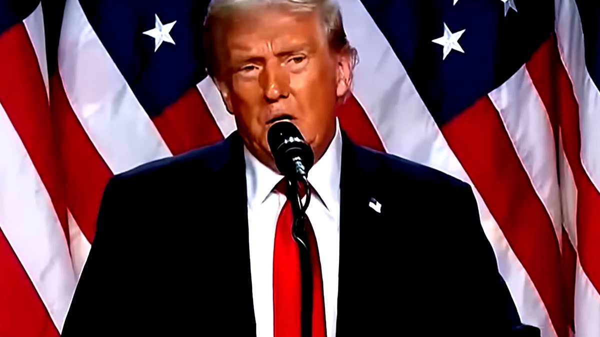 ترامب يهدد بفرض رسوم جمركية على شركة أبل إذا لم تبدأ بتصنيع هواتف آيفون داخل الولايات المتحدة