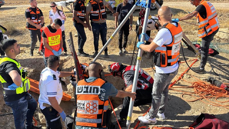 النقب: تخليص شخصين سقطا في حفرة بعمق 5 أمتار- حالتهما خطيرة