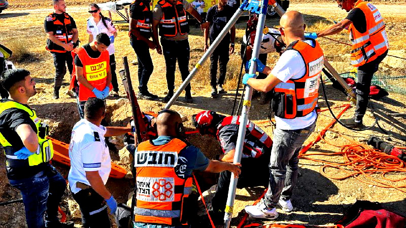 النقب: تخليص شخصين سقطا في حفرة بعمق 5 أمتار- حالتهما خطيرة