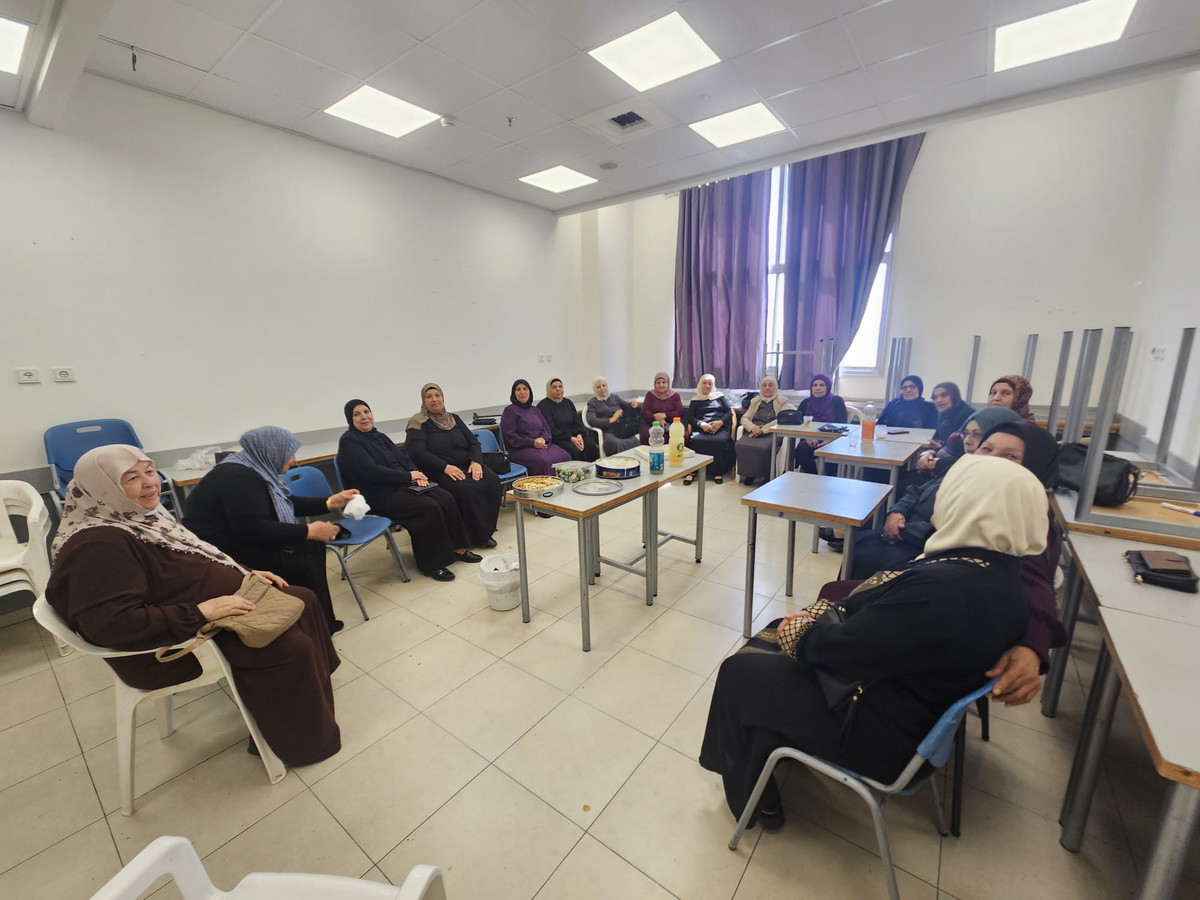 المركز الجماهيري في أم الفحم يعزز دور النساء عبر ورشة تدريبية لصناعة كريمات طبيعية