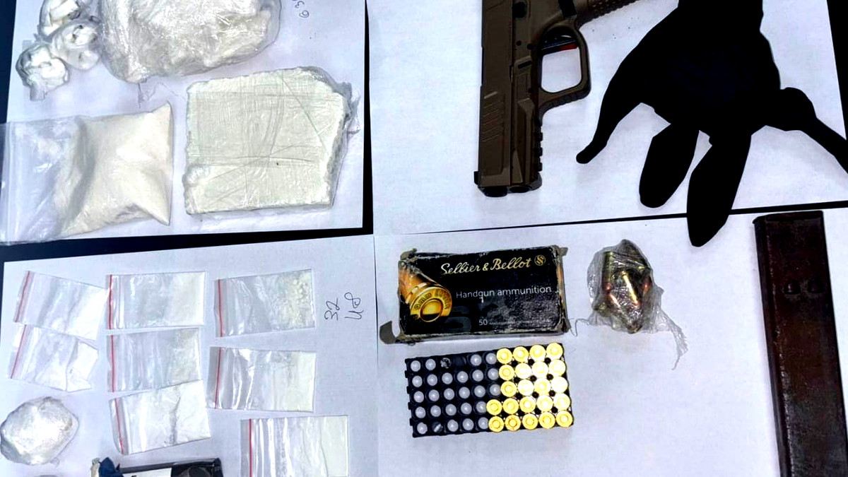 يافا تل ابيب:اعتقال مشتبه في العشرينيات وضبط اسلحة ومواد يشتبه بانها مخدرات من نوع كوكايين