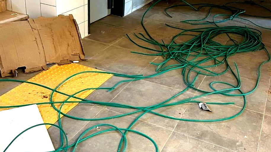 لائحة اتّهام – اقتحم مدرسة في الشّمال وتسبّب بأضرار تقدّر بمئات آلاف الشّواقل