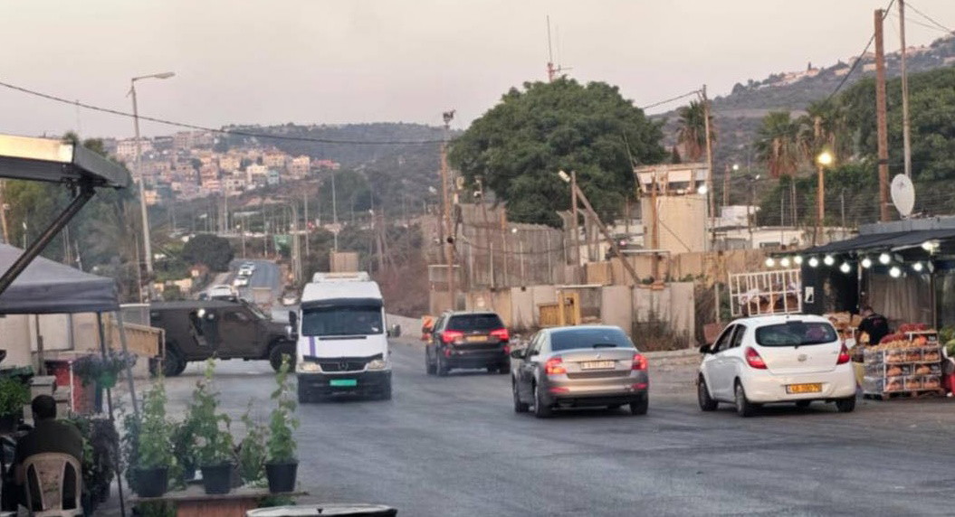 شابان من يافا يتعرضان للضرب والاحتجاز على حاجز قلقيلية بسبب سلاح لعبة