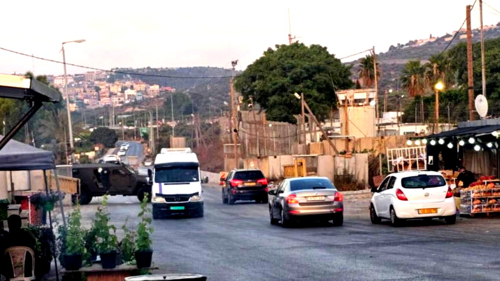  شابان من يافا يتعرضان للضرب والاحتجاز على حاجز قلقيلية بسبب سلاح لعبة