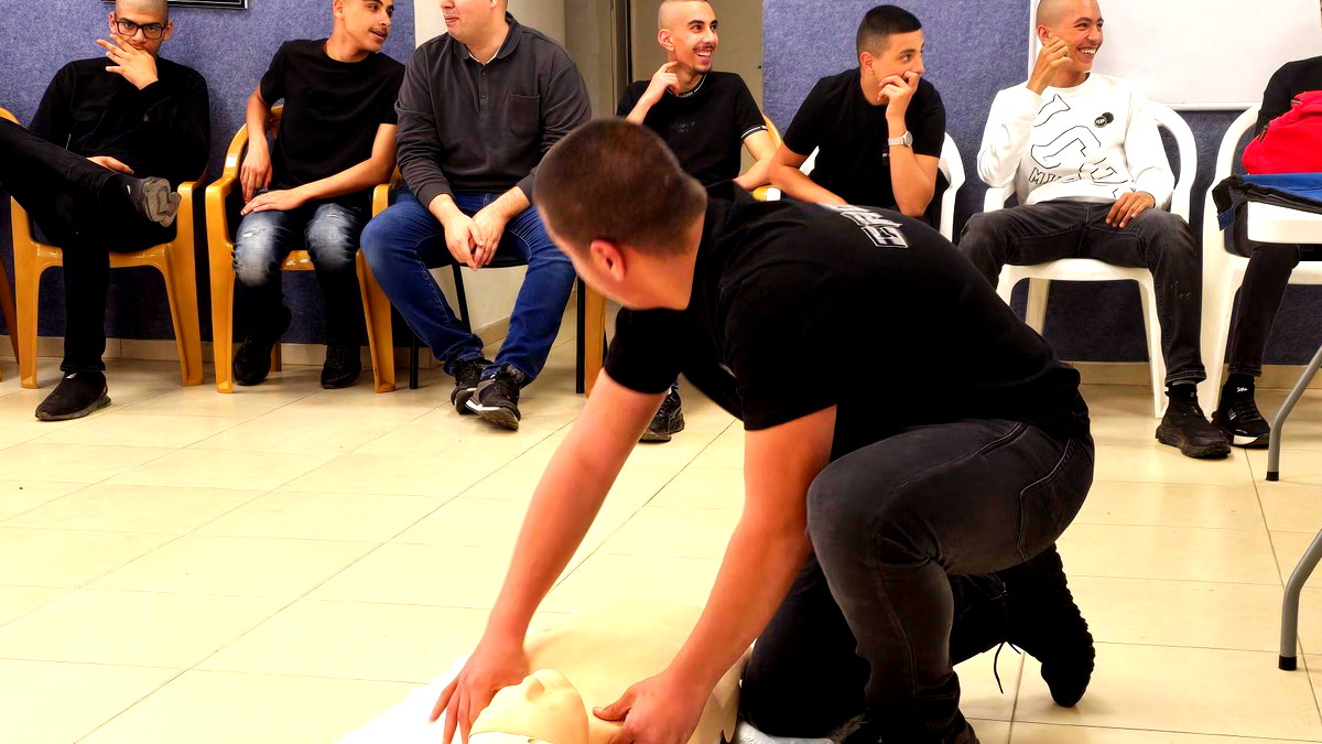 "قادة على درب العطاء": القادة الشباب في أم الفحم يختتمون دورة الإسعاف الأولي بشهادات وجاهزية لخدمة المجتمع