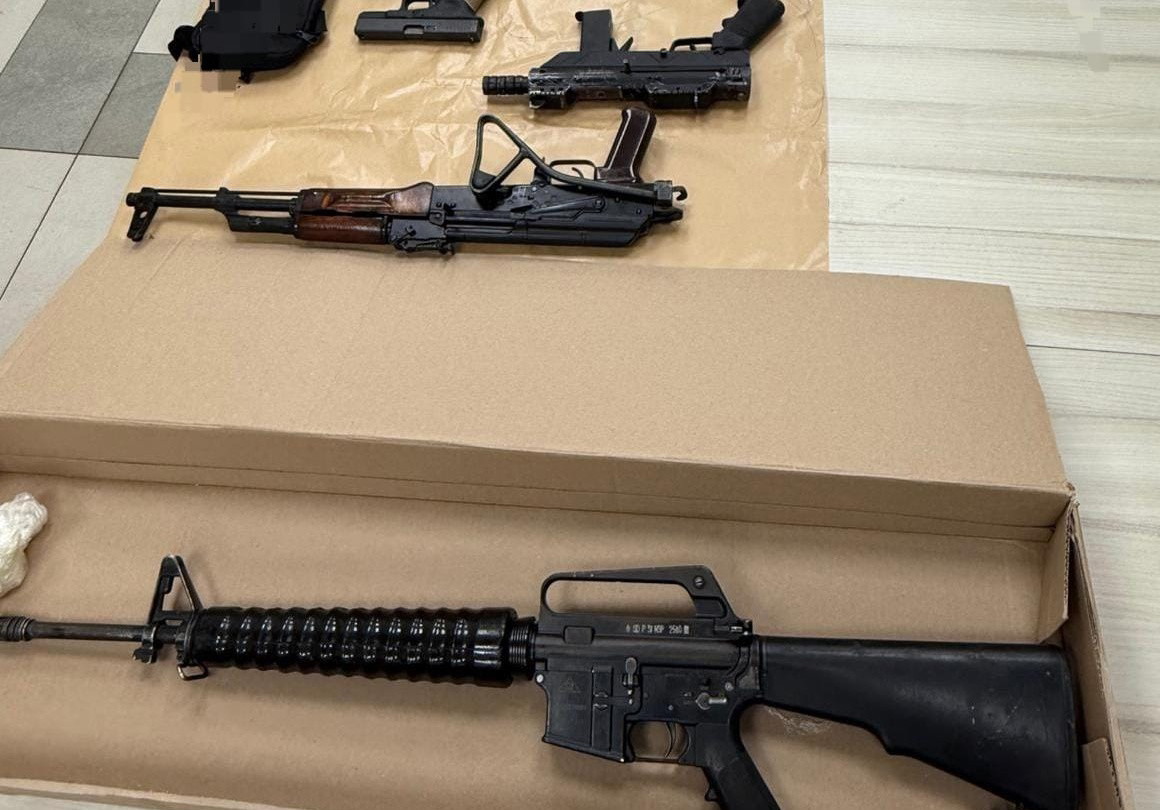 إعتقال مشتبه بإطلاق نار خلال حفل "حناء" في قلنسوة وضبط M16، كلاشينكوف، مسدس “غلوك”، ورصاصات