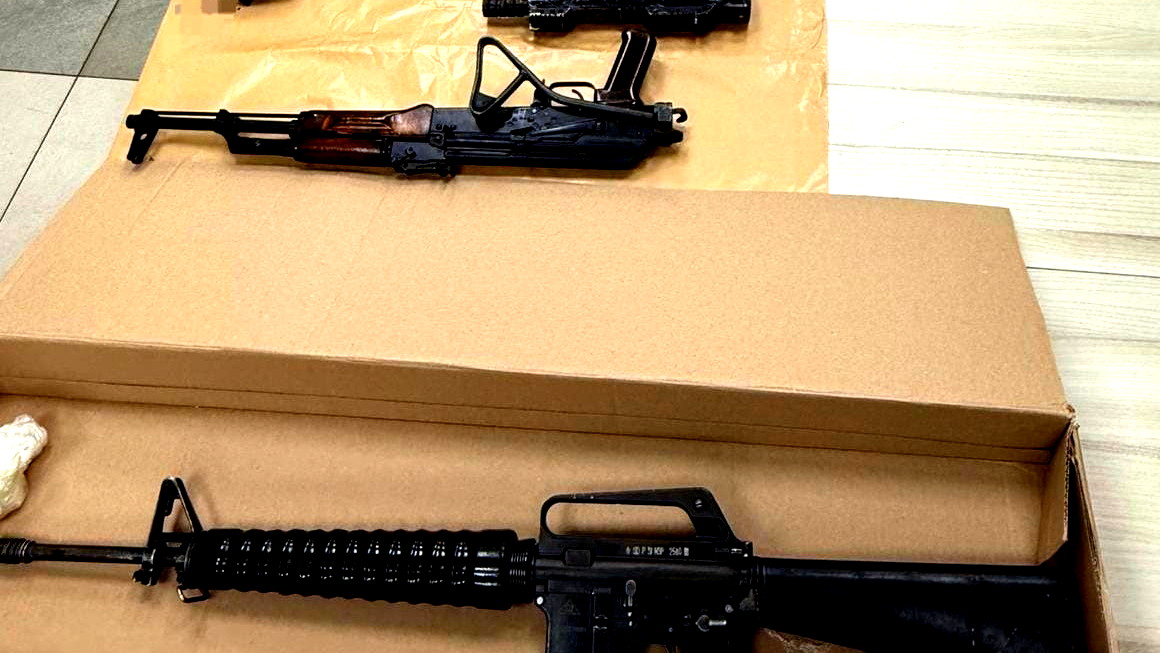 إعتقال مشتبه بإطلاق نار خلال حفل "حناء" في قلنسوة وضبط M16، كلاشينكوف، مسدس “غلوك”، ورصاصات