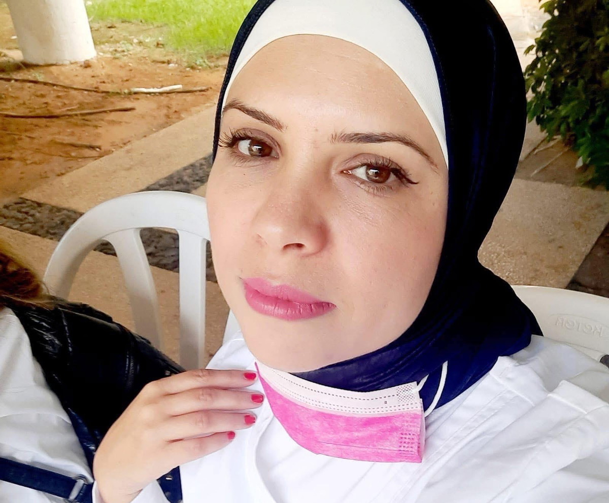 الممرضة إيمان مطر من الطيرة تنقذ شابًا من الموت بعد حادث طرق مروّع : “الإنسانية أسلوب حياة"