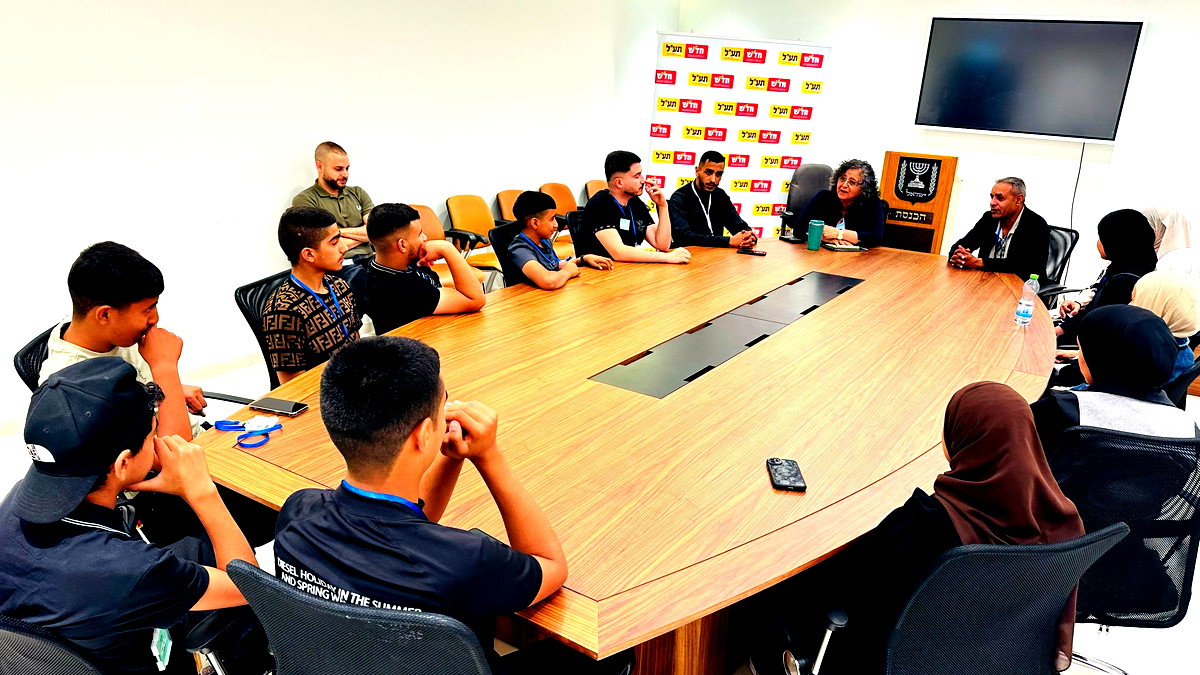 رحلة تعليمية لطلاب النور عرعرة النقب إلى الكنيست ضمن مشروع “إنتاج البودكاست”