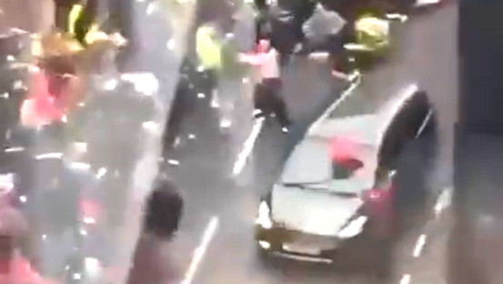 مصادر: سيارة تصدم حشدًا من جمهور ليفربول خلال احتفالهم بالفوز بالدوري والشرطة تعتقل السائق