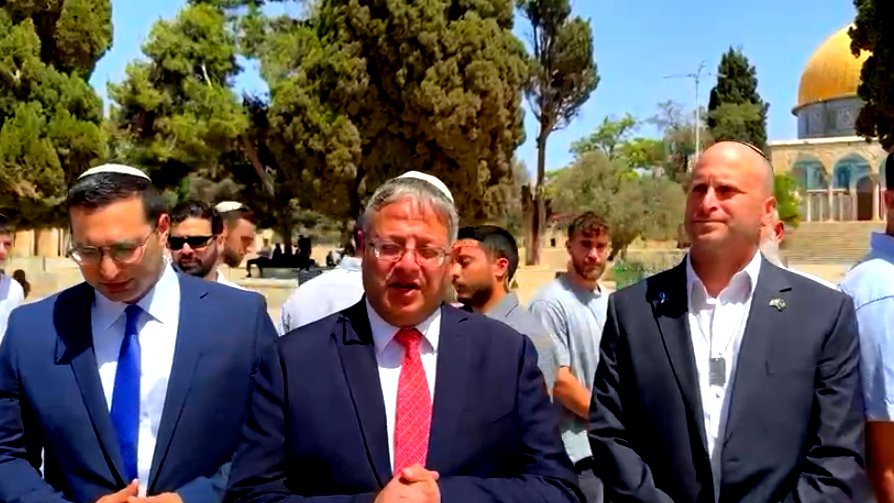 وسط حماية مشدّدة| المتطرّف إيتمار بن غفير برفقة مئات المستوطنين يقتحمون الحرم القدسيّ الشّريف والمنطقة المحيطة به 