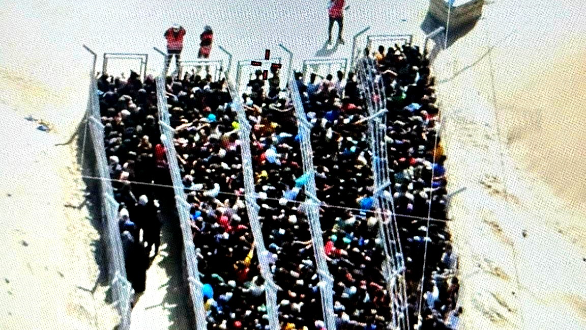 فيديو : فقدان السيطرة على مركز توزيع المساعدات الأمريكية في غزة واستدعاء الجيش لإنقاذ الموظفين.