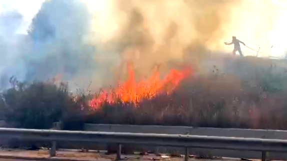 تشويشات بحركة المرور على  شارع رقم 1 باتجاه القدس عقب اندلاع حريق في منطقة مفتوحة... لم تُسجل إصابات