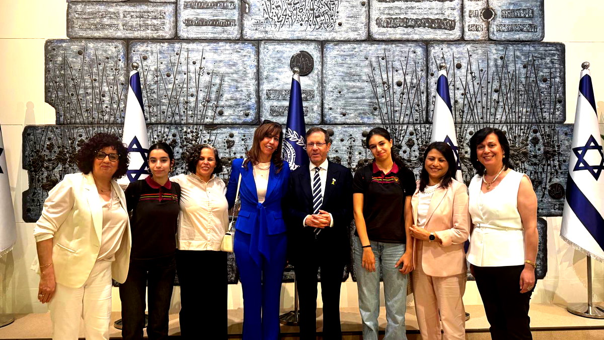 طلاب المدرسة المعمدانية في الناصرة يعرضون مشروع " چلوب" للبيئة أمام رئيس الدولة