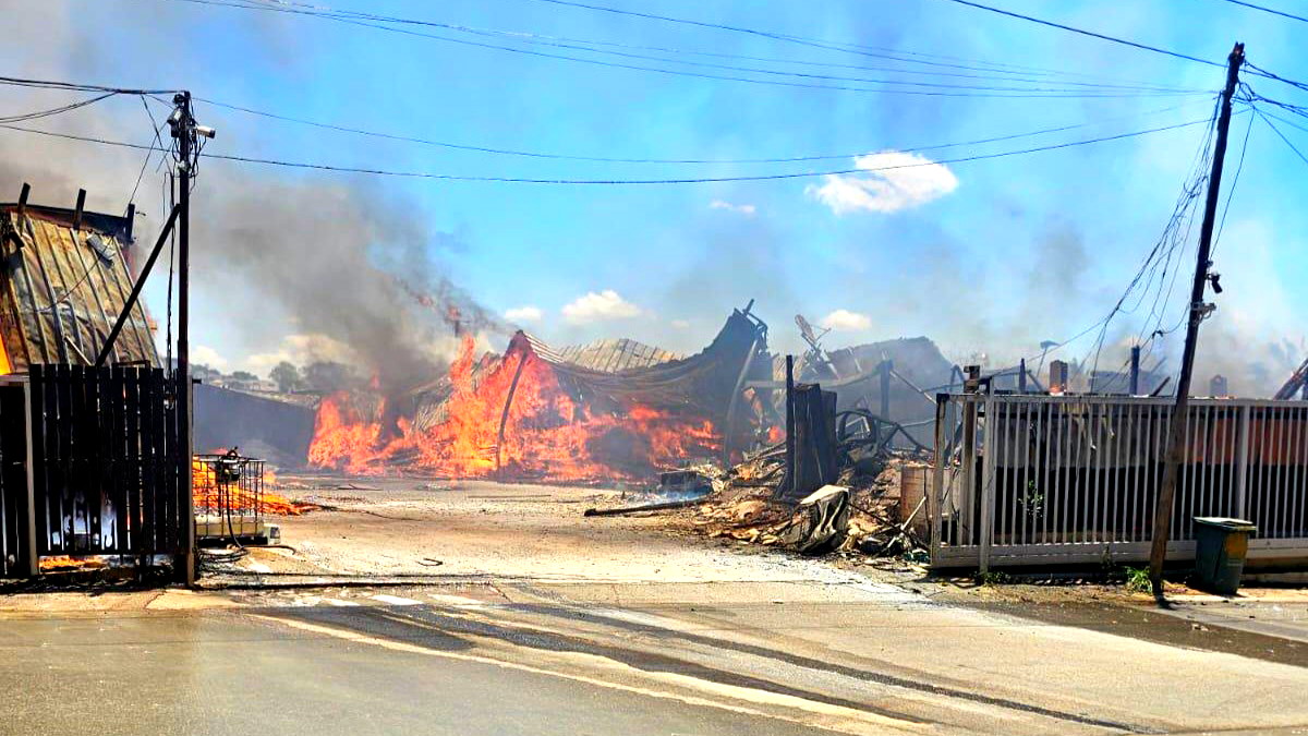 اندلاع حريق هائل داخل مخزن للأخشاب في بلدة دبورية... لم يُبلغ عن إصابات
