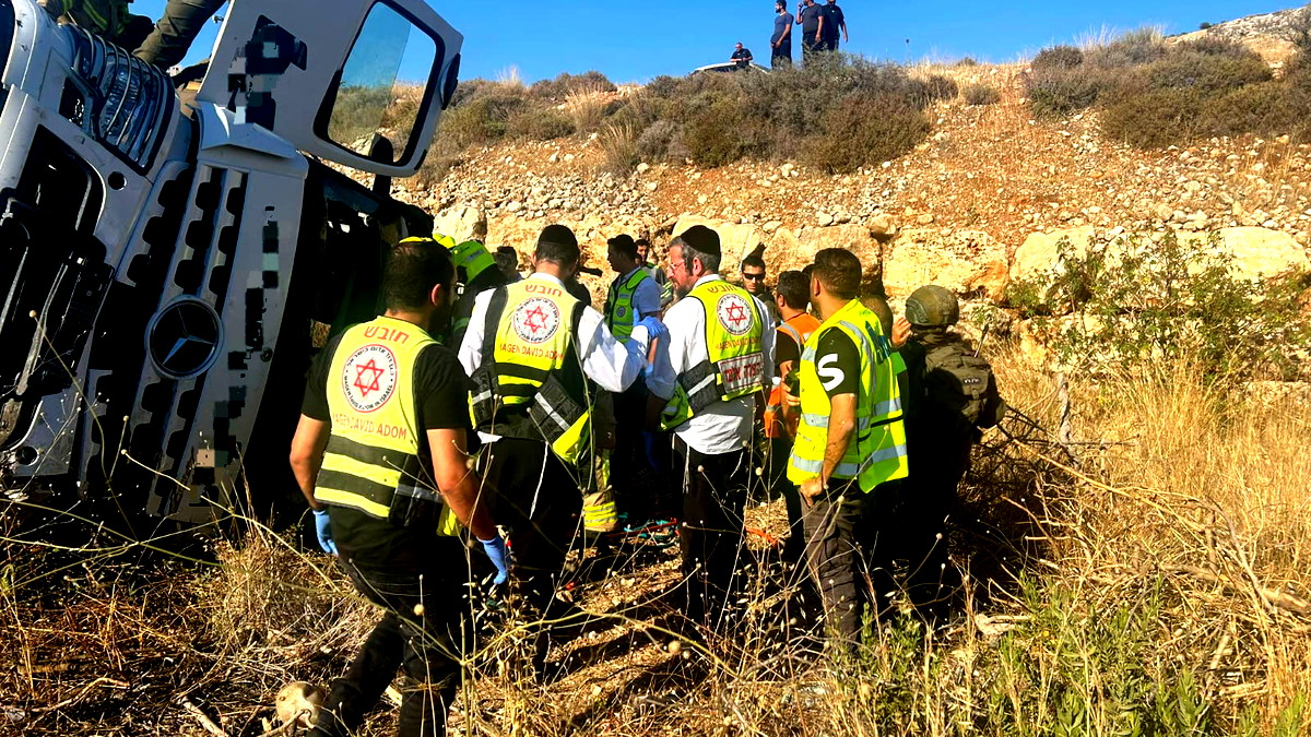 توخوا الحذر! مصرع رجل (60 عامًا) عقب انقلاب شاحنة على شارع 446 في مركز البلاد