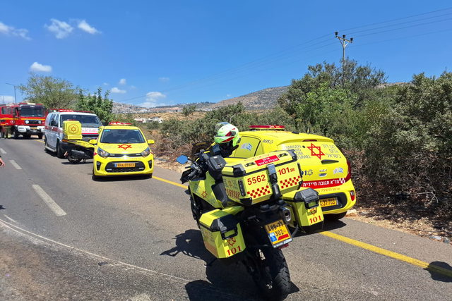 إصابة رجل بجروح حرجة وآخر بجروح متوسطة جرّاء حادث طرق بين مركبة وشاحنة على شارع 807 قرب المغار