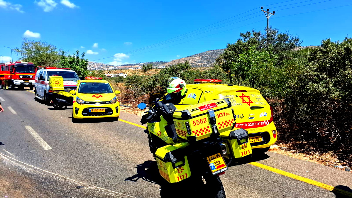 إصابة رجل بجروح حرجة وآخر بجروح متوسطة جرّاء حادث طرق بين مركبة وشاحنة على شارع 807 قرب المغار