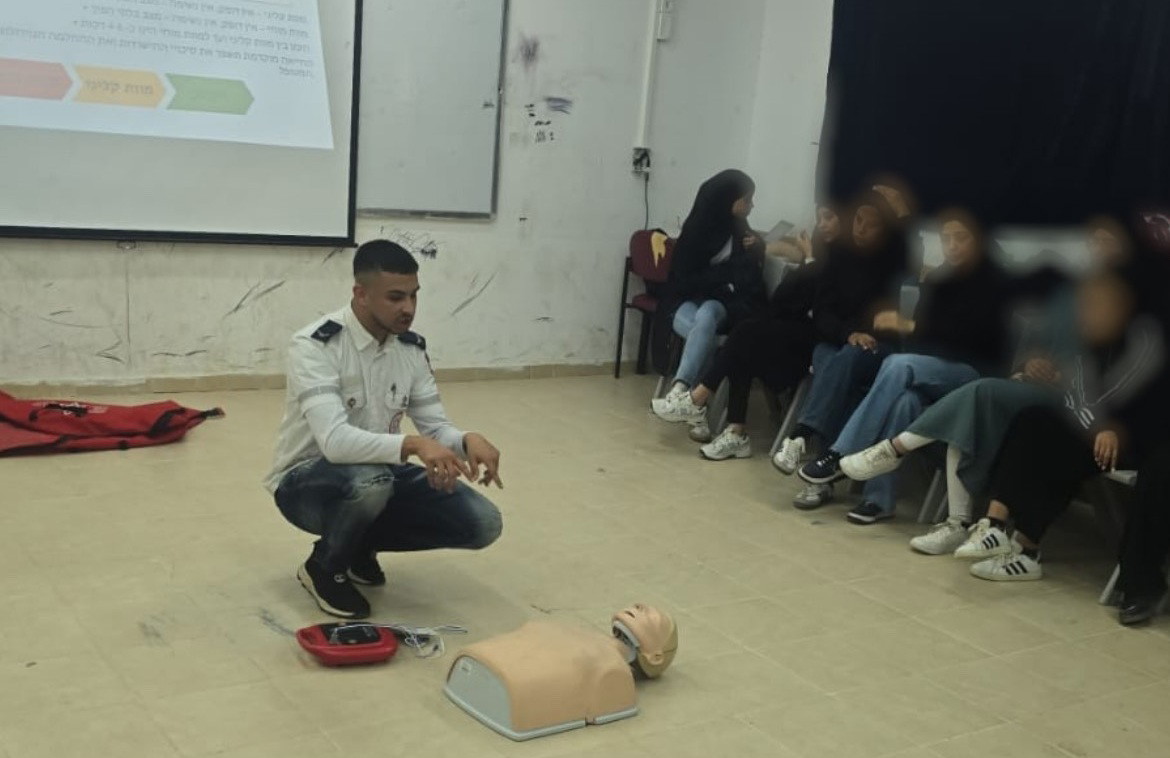 الزرنوق: طلاب العاشر في ثانوية أورط أبو قويدر يكتسبون مهارات إنقاذ الحياة عبر دورة الإسعاف الأولي