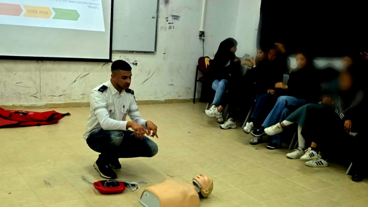 الزرنوق: طلاب العاشر في ثانوية أورط أبو قويدر يكتسبون مهارات إنقاذ الحياة عبر دورة الإسعاف الأولي