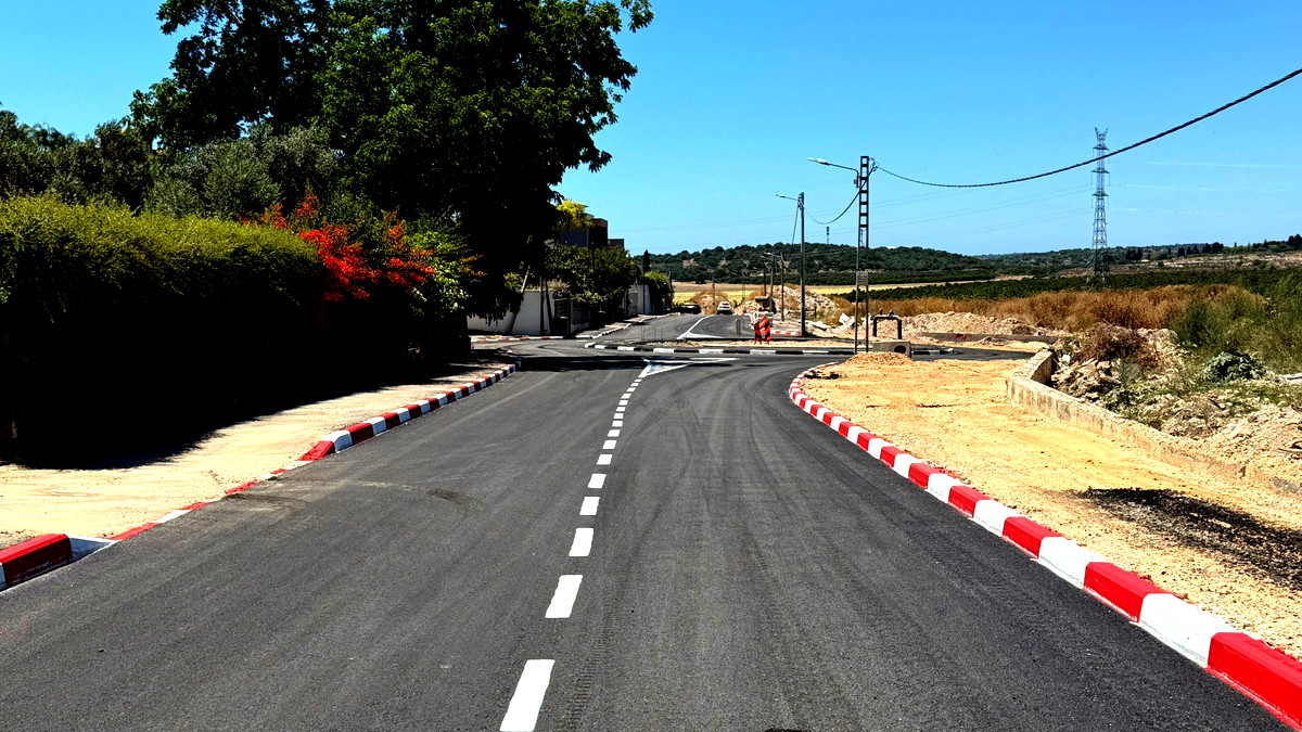 بلدية كفرقرع تُنهي أعمال طلاء الشوارع والأرصفة استعدادًا لعيد الأضحى المبارك