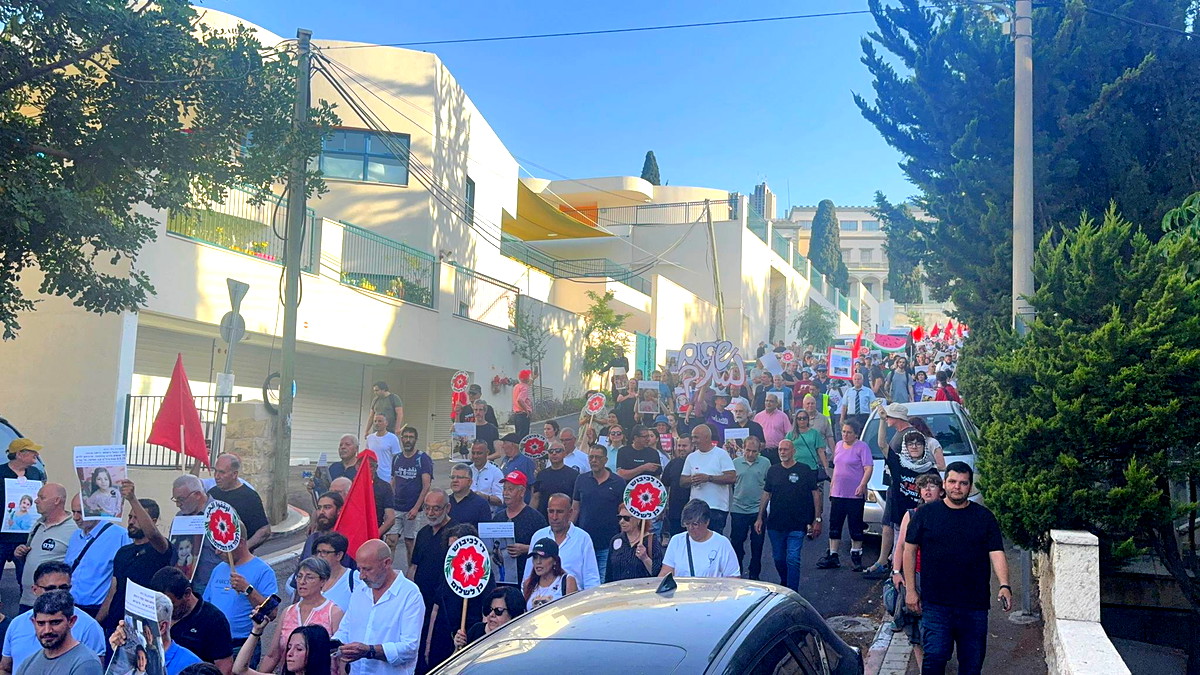 مظاهرة حاشدة في حيفا تطالب بوقف الحرب على غزة