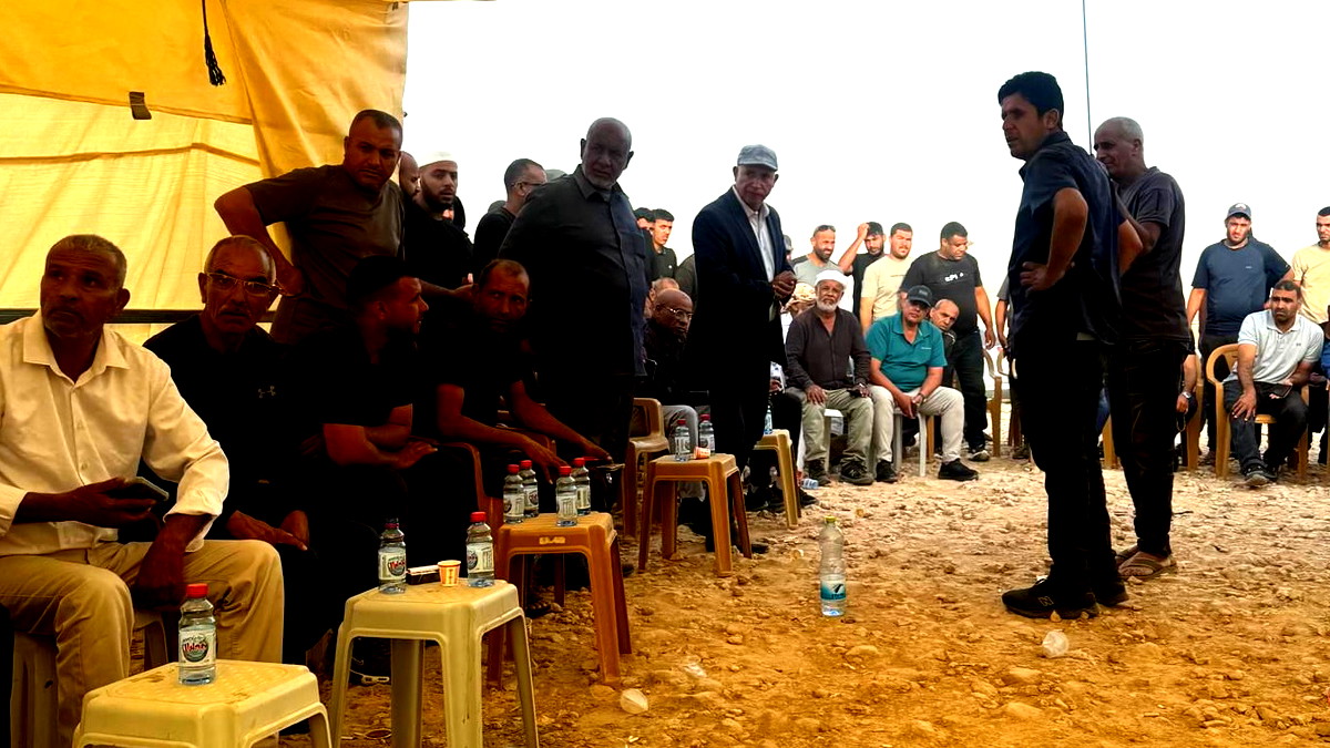 النائب وليد الهواشلة من الاجتماع التقييمي لمظاهرة بئر السبع: نشيد بصمود وتفاعل الأهل ونرفض التهجير وندعو لحوار مسؤول