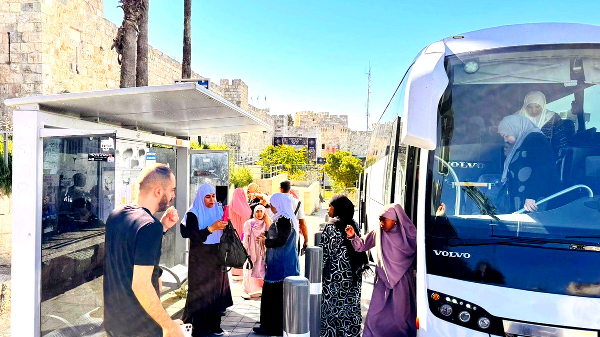 الآلاف يؤمّون الأقصى وينعشون أسواق البلدة القديمة مع انطلاق أسبوع القدس للتسوق بتنظيم جمعية الأقصى