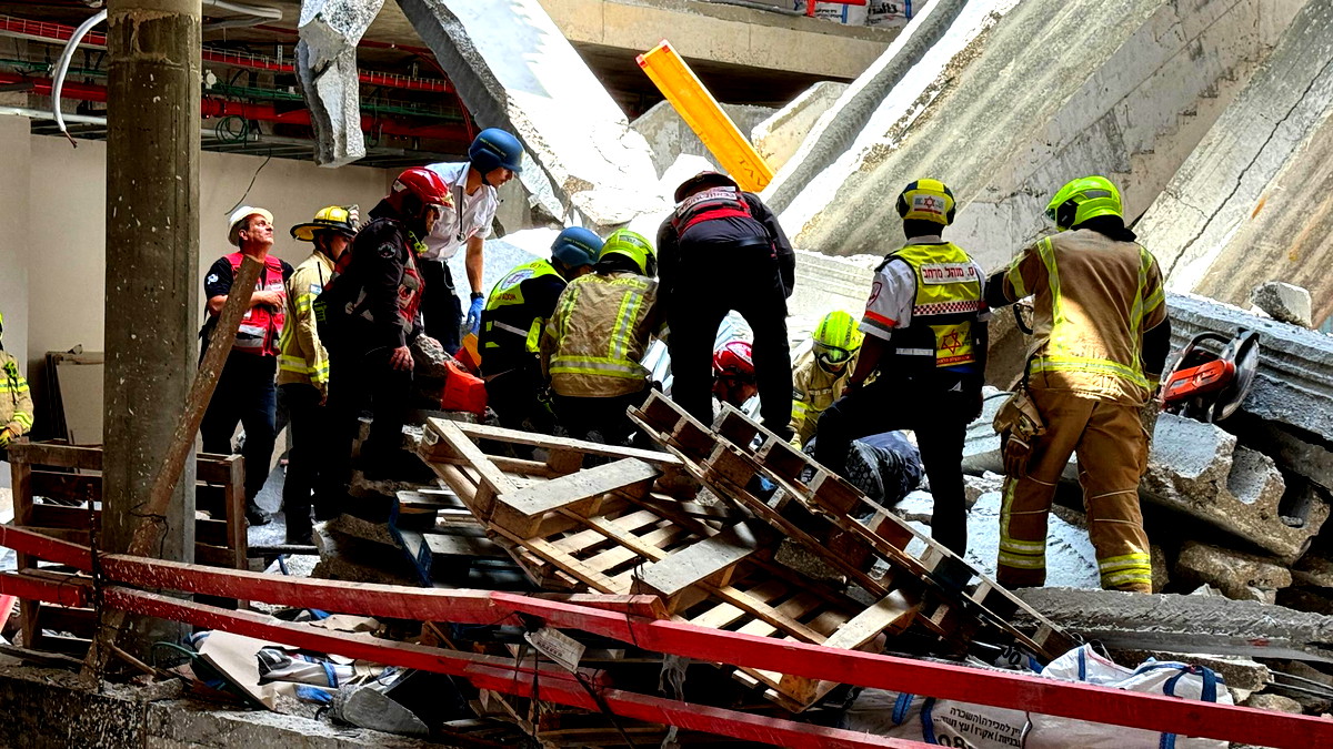 منطقة المركز: عامل (40 عامًا) بحالة خطيرة عقب إصابته من جسم ثقيل خلال عمله بورشة بناء 