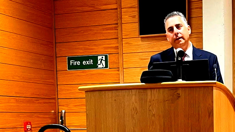 محاضرة للمحامي د. قيس ناصر في جامعة أوكسفورد في بريطانيا عن التنظيم والبناء في إسرائيل 