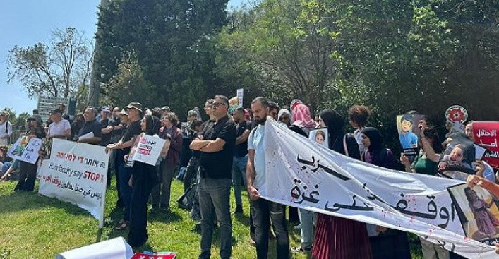 وقفة طلابية في جامعة حيفا رفضاً للحرب على قطاع غزة , " أوقفوا الحرب الأن"