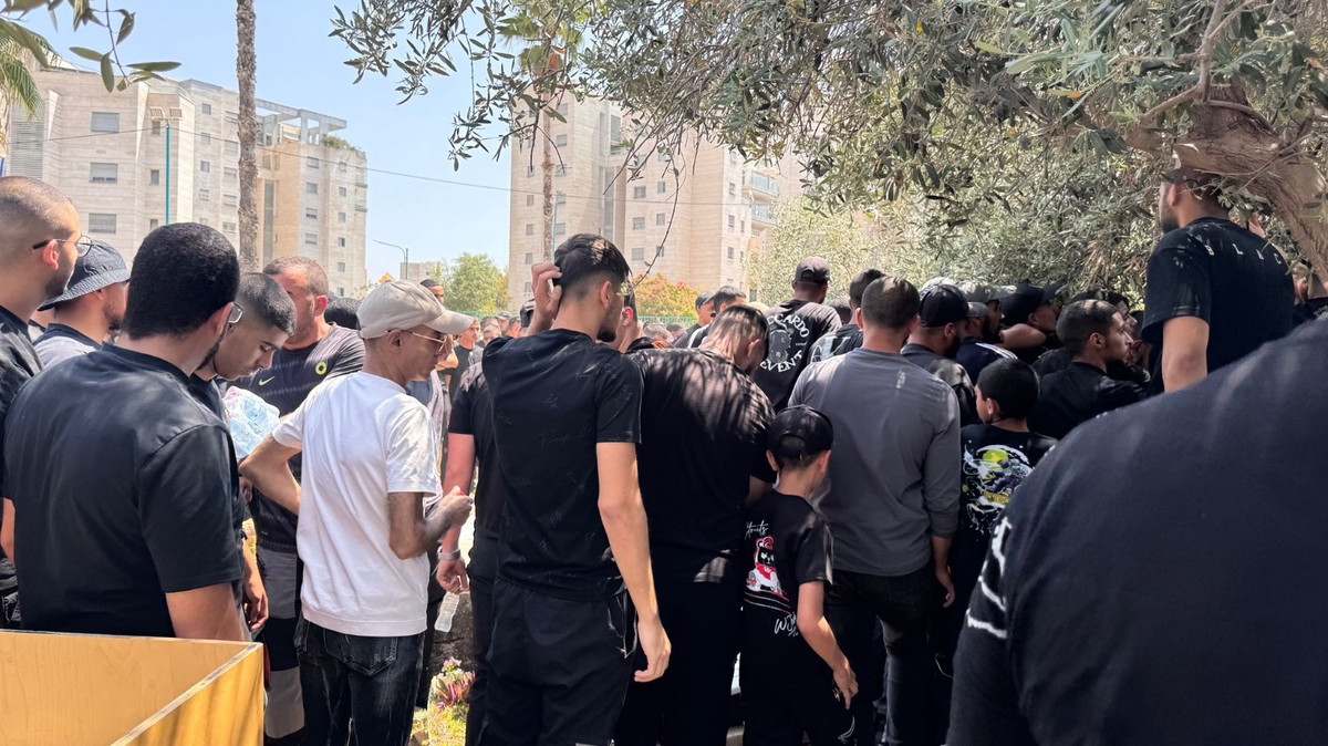 اللد: المئات يشيعون الشاب نور فريد موسى ضحية جريمة القتل الى مثواه الاخير